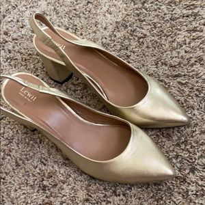 Lewit gold pumps